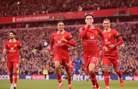 ليفربول 2-1 تشيلسي: صلاح وجونز يعيدان ليفربول إلى صدارة الدوري الإنجليزي الممتاز بعد انتصار الريدز